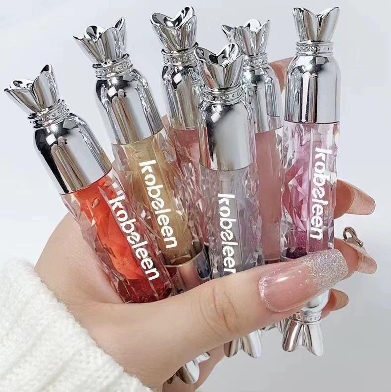 Glossy moisturizing universal lip gloss, plump lips effect