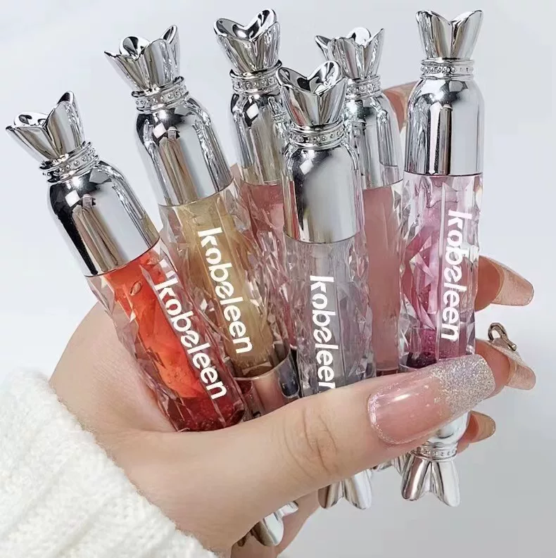 Glossy moisturizing universal lip gloss, plump lips effect
