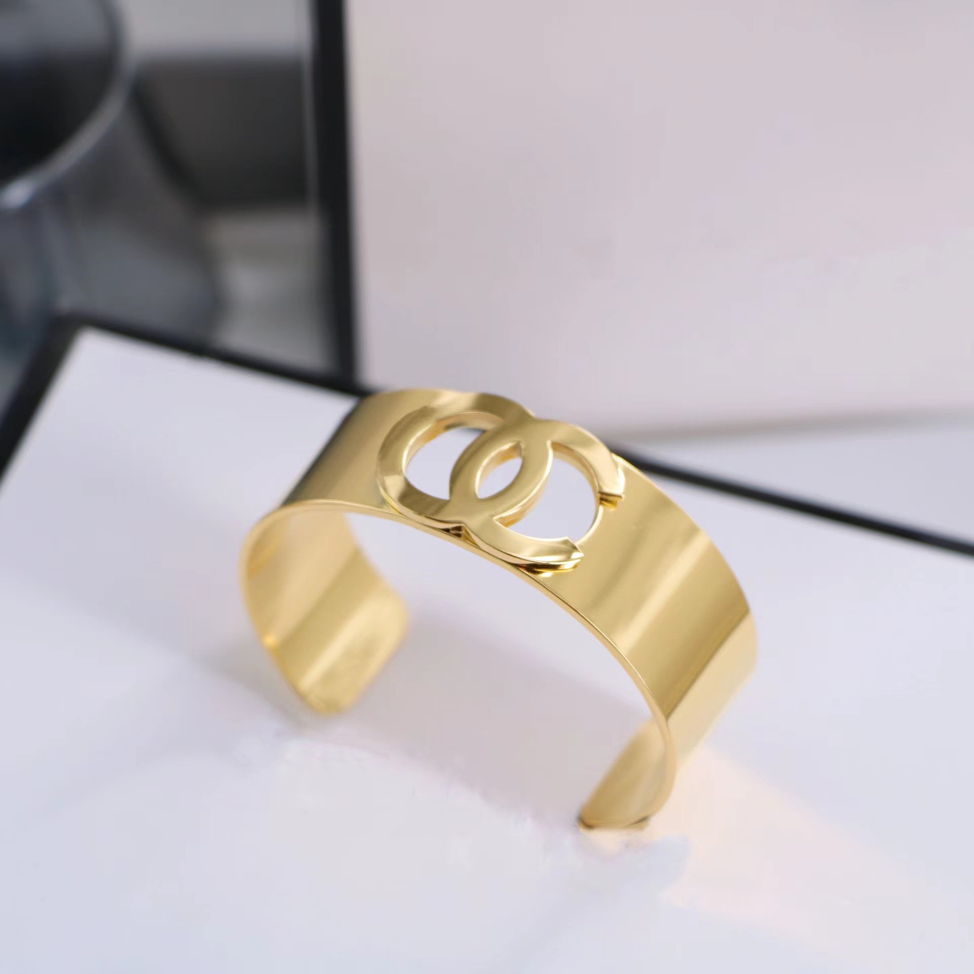 Fábrica en stock al por mayor de Europa y América transfronteriza de acero inoxidable en forma de C pulsera abierta ajustable chapado en oro 18K personalidad no se desvanece