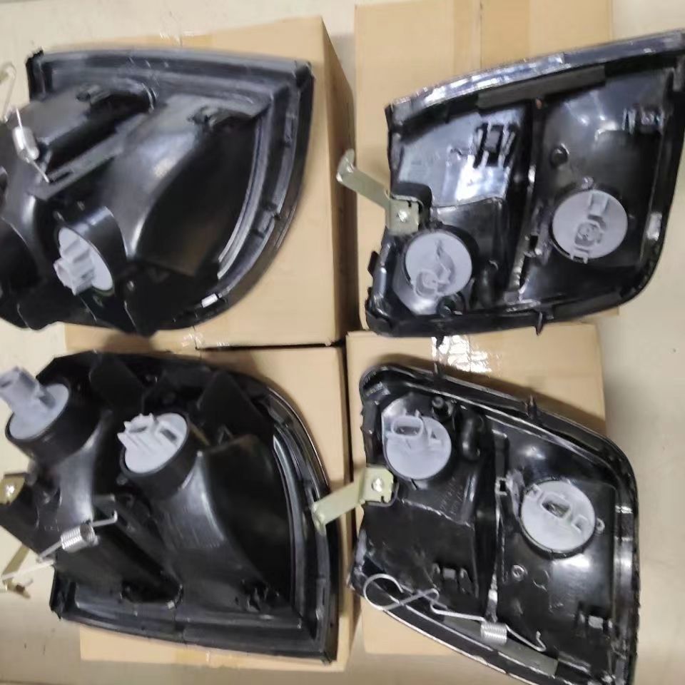 Aplicable a Mitsubishi Pajero V31 V33 Lámpara de ángulo Leopard Stranger Black King Kong Lámpara de ángulo Lámpara de lado Frente