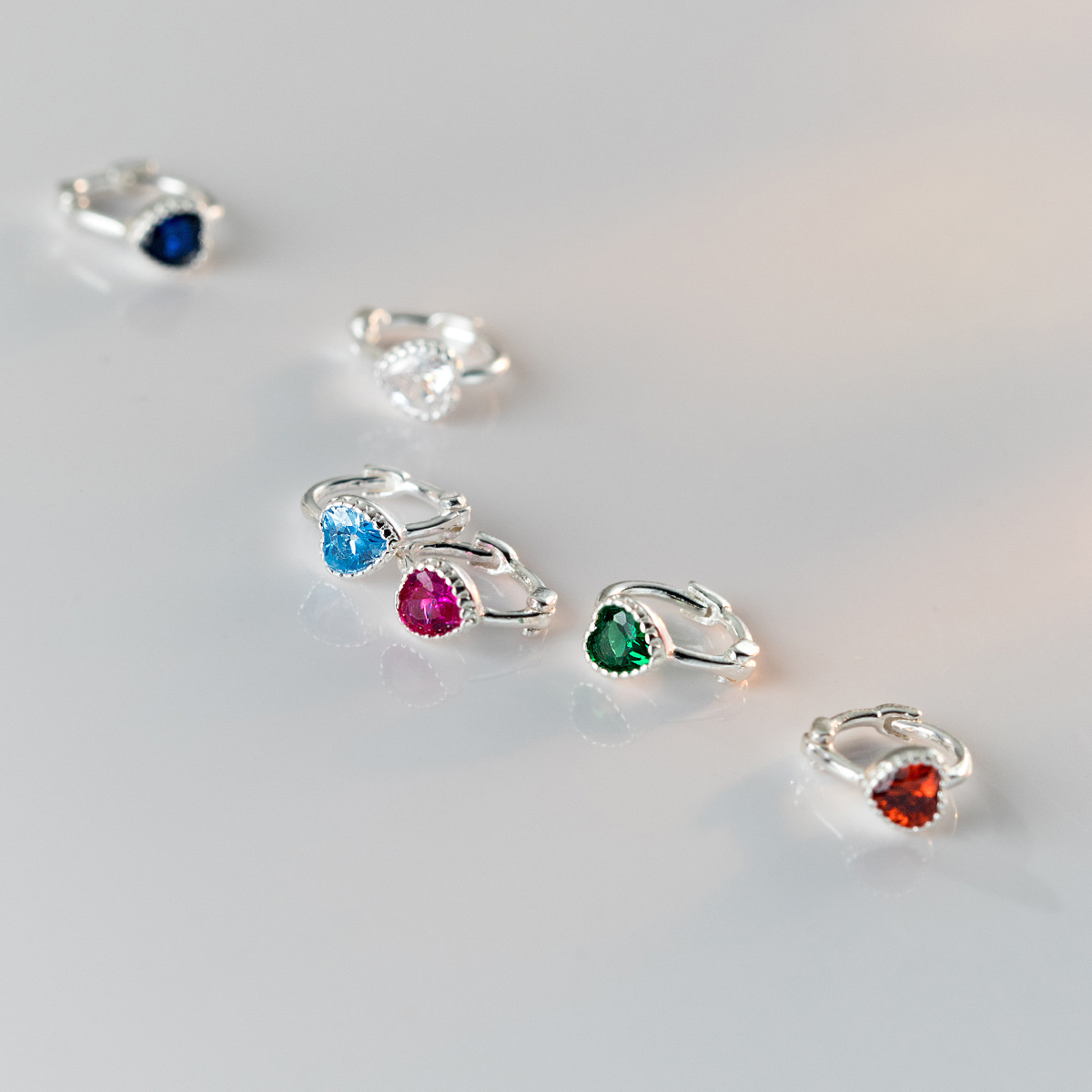 Eloch S925 corazón plateado de un solo diamante orejas coreanas pequeñas frescas y compactas joyas de orejas de diamante de color M00235