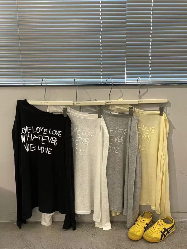 韓国の夏のファッショナブルな斜め襟フォームレタープリントレイジー長袖Tシャツ日焼け止めシャツ女性用ルーズオフショルダートップ|undefined