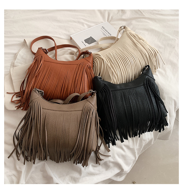 Femmes Moyen Faux Cuir Couleur Unie Style Classique Carré Fermeture Éclair Sac Sous Les Bras display picture 1