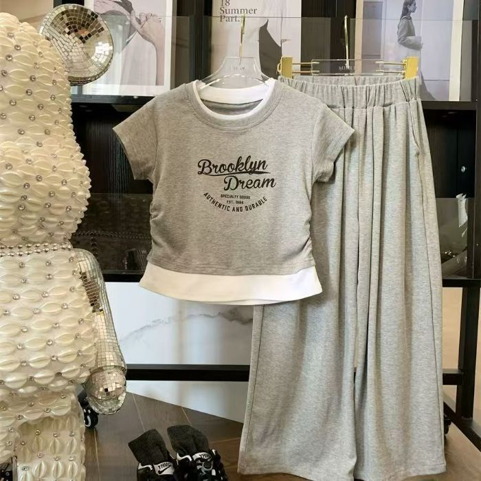 Traje de moda de dos piezas falso para niñas verano 2025 nuevo estilo casual y cómodo para niños grandes pantalones de manga corta de dos piezas