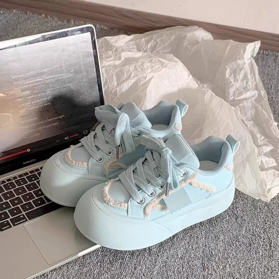 Обувь в стиле кампуса Женская доска 2025 новая весна и лето дикая подошва маленькая белая обувь нишевые хлебные туфли увеличены