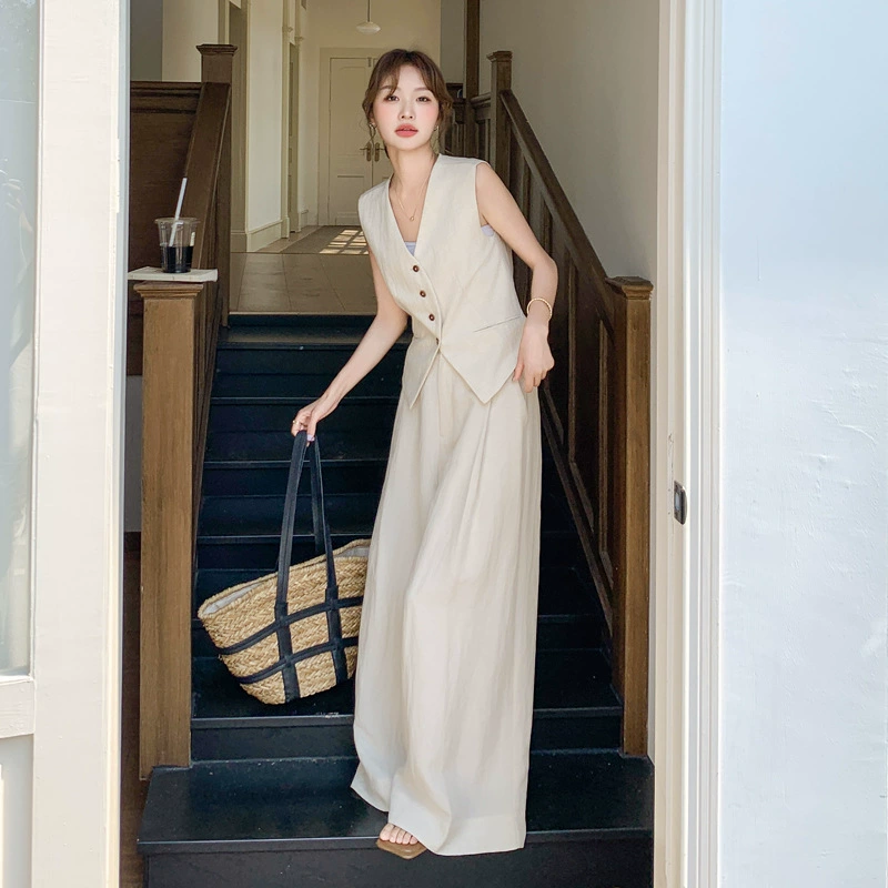 Женский костюм-двойка в стиле «старые деньги»: льняной жилет и широкие брюки, лето 2025, тонкий, дышащий