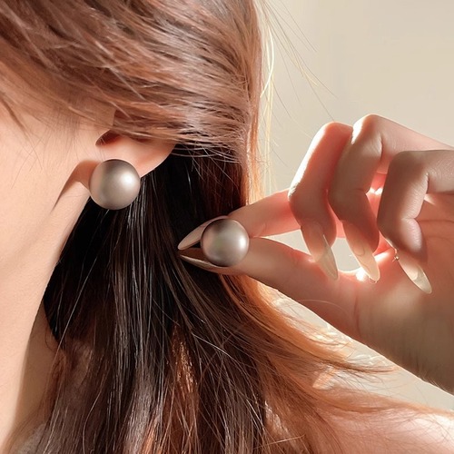 Round and flat steamed bun textured pearl earrings, temperament niche earrings, domestic Shi family pearl earrings for women