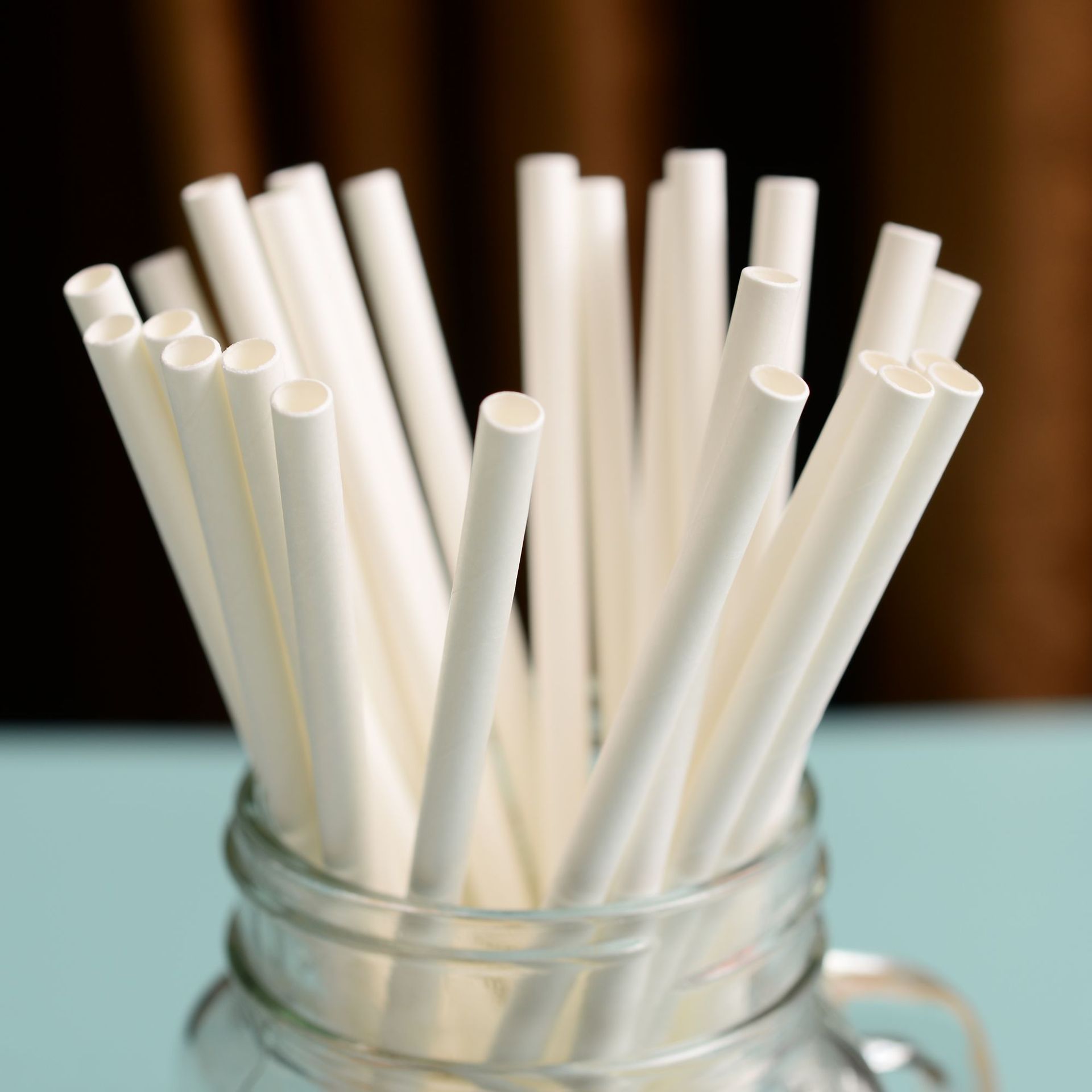 Gran cantidad en stock al por mayor paja de papel desechable paja de papel degradable color sólido paja blanco y negro