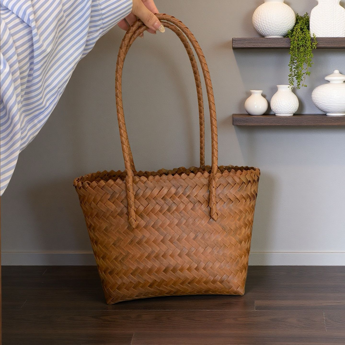 Capacious retro basket