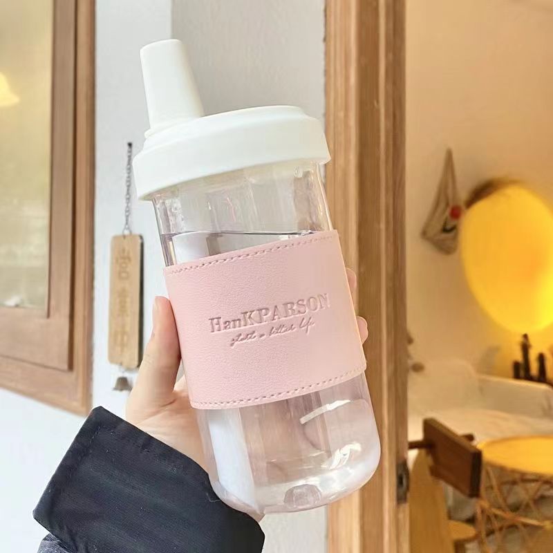 ミルクティープラスチックカップには個性的な英語の断熱カバーが含まれています。真珠を吸うことができるプラスチックカップです。|undefined