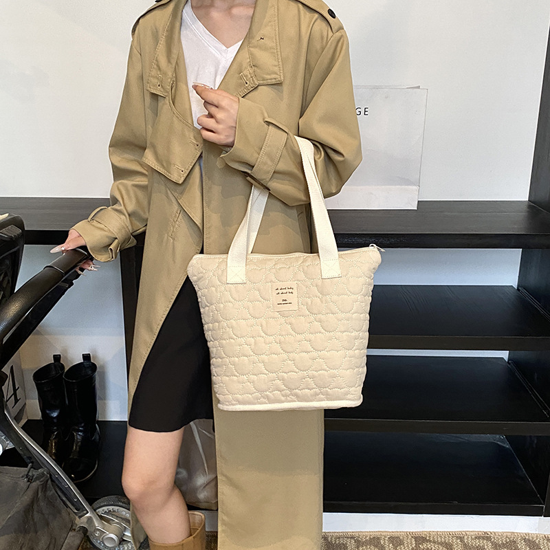 Bolsa de mano de estilo coreano de aire extranjero de gran capacidad, bolsa de ocio ligera, bolsa de mamá, nuevo tipo de bolsa de cubo para padres e hijos.