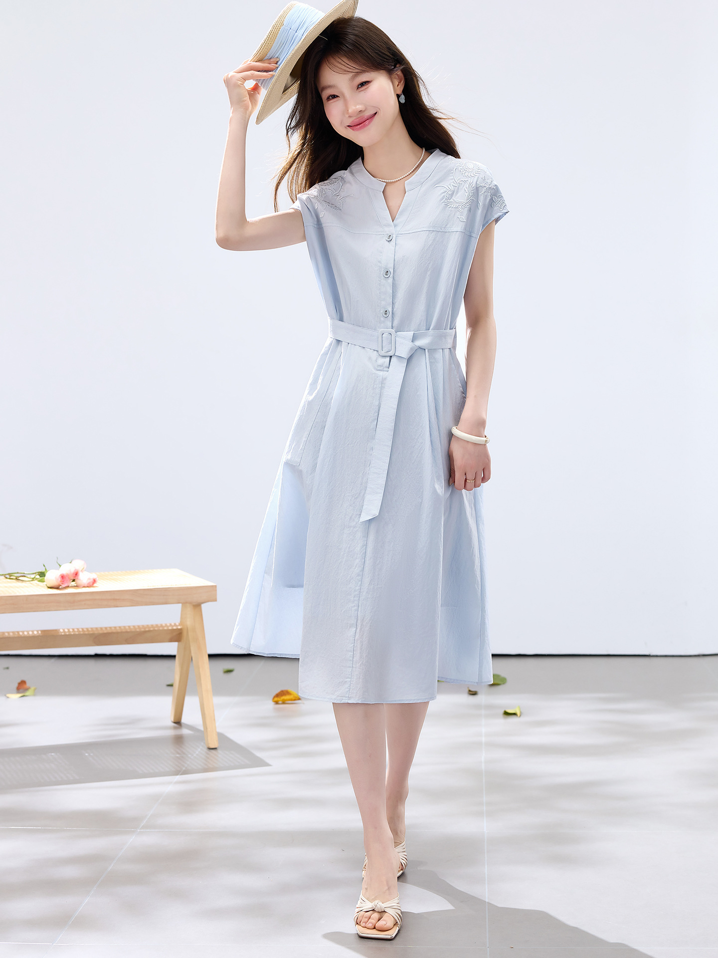 Đầm maxi nữ thắt eo cao, thiết kế quá gối, thêu hoa tinh tế phong cách trưởng thành — xanh lam, màu trắng