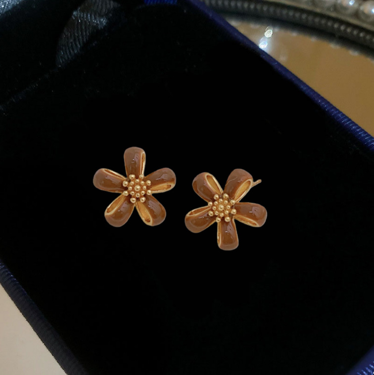 Otoño y invierno nuevos pernos de cinco pétalos de flores dulce aretes elegantes de alta calidad temperamento de moda auriculares al por mayor