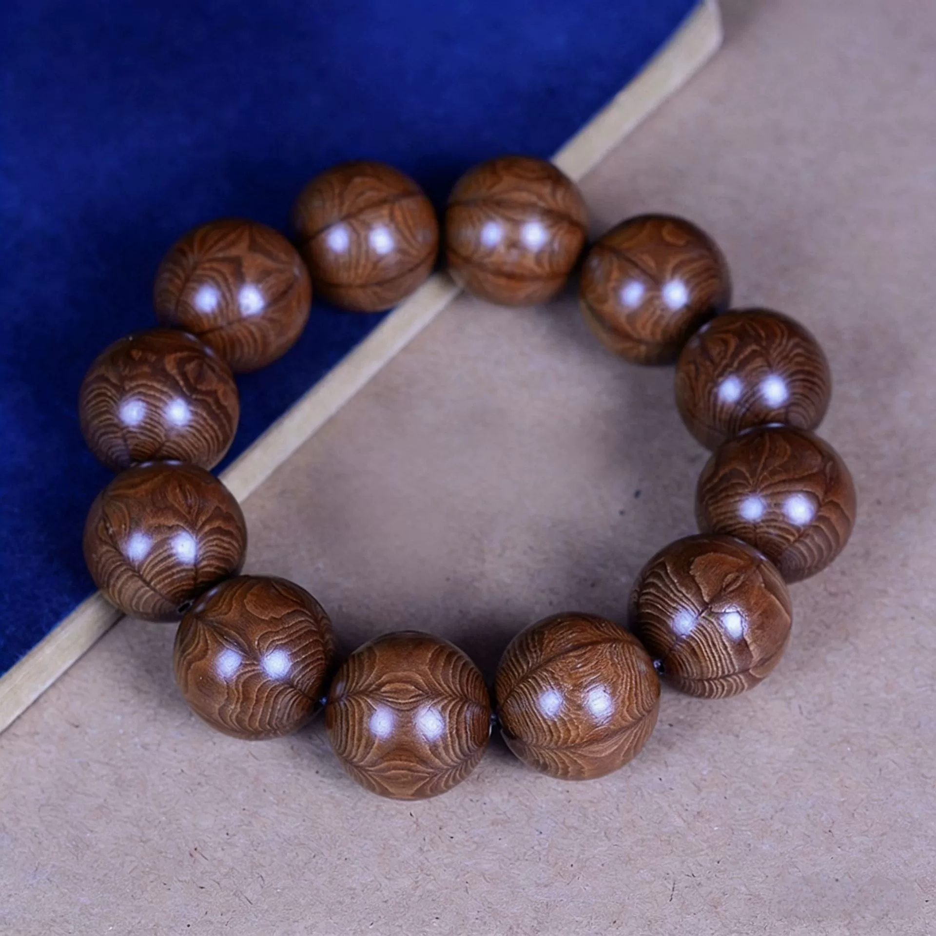 Этнический браслет-алтарь — бусины из сандалового дерева и ореха Walnut, размеры 10–20 мм