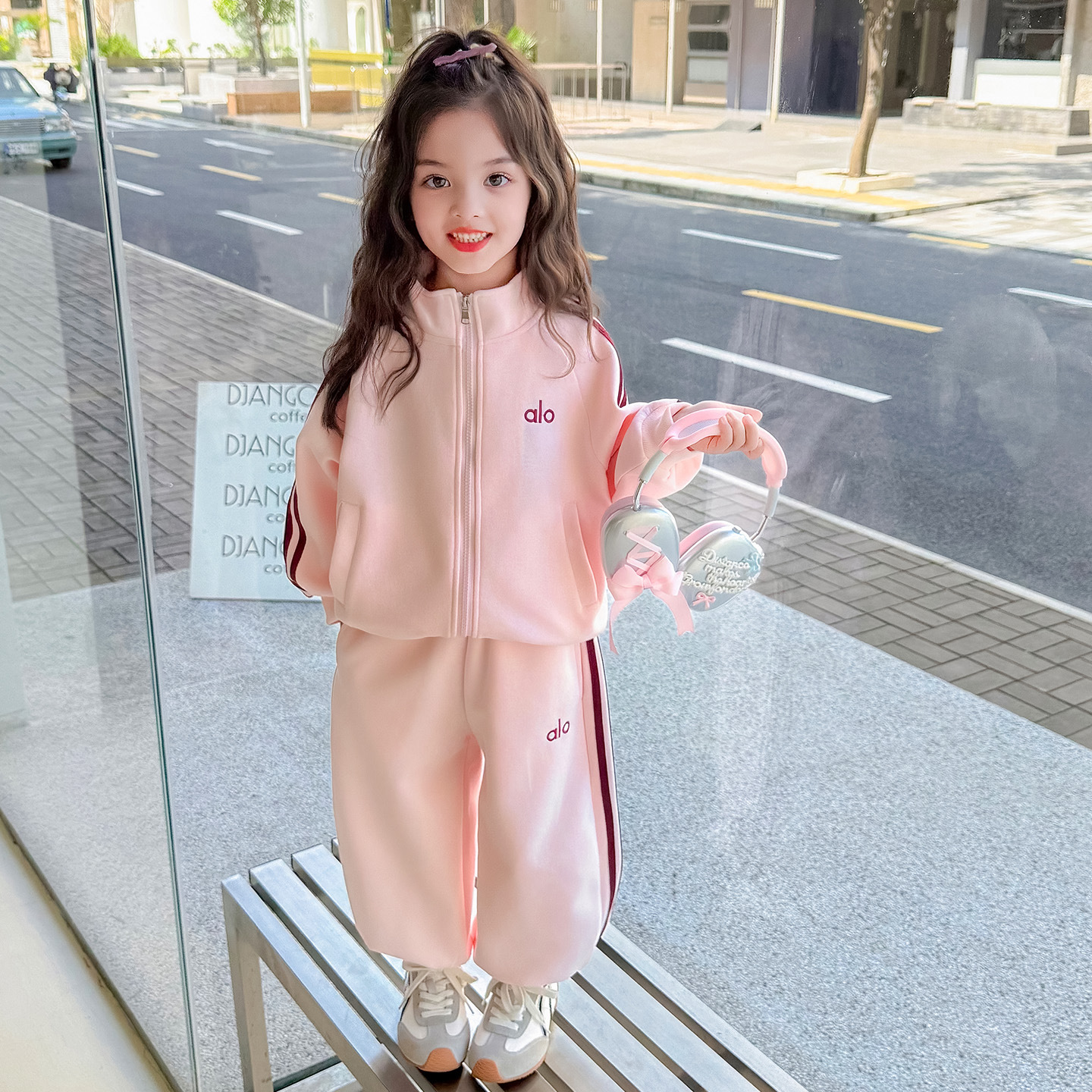 Sweet and stylish autumn outfit for girls, 2025 new style, fashionable and cute loose-fitting sports cardigan two-piece set for toddlers.