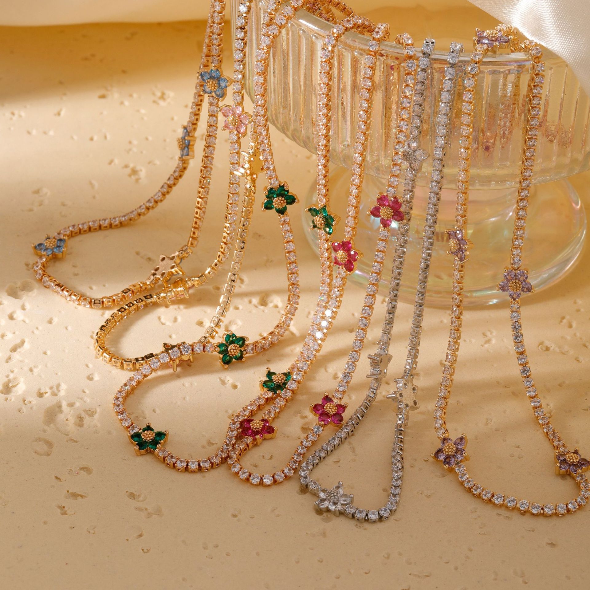 Halskette Mit Blumenanhänger Und Diamantbesatz Im Luxusdesign_voghion.com