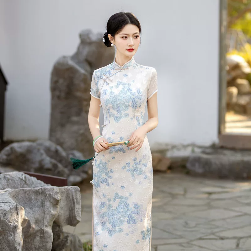 Летнее длинное чонсам/чонсаме? однако чонсам - чонсам. "cheongsam" в русском обычно пишут как чонсам или чонсаме. "Summer long cheongsam, with short sleeve, Chinese style" → "Летнее длинное чонсаме?" Let's choose: "Летнее длинное чонсам с коротким рукавом, китайский стиль"