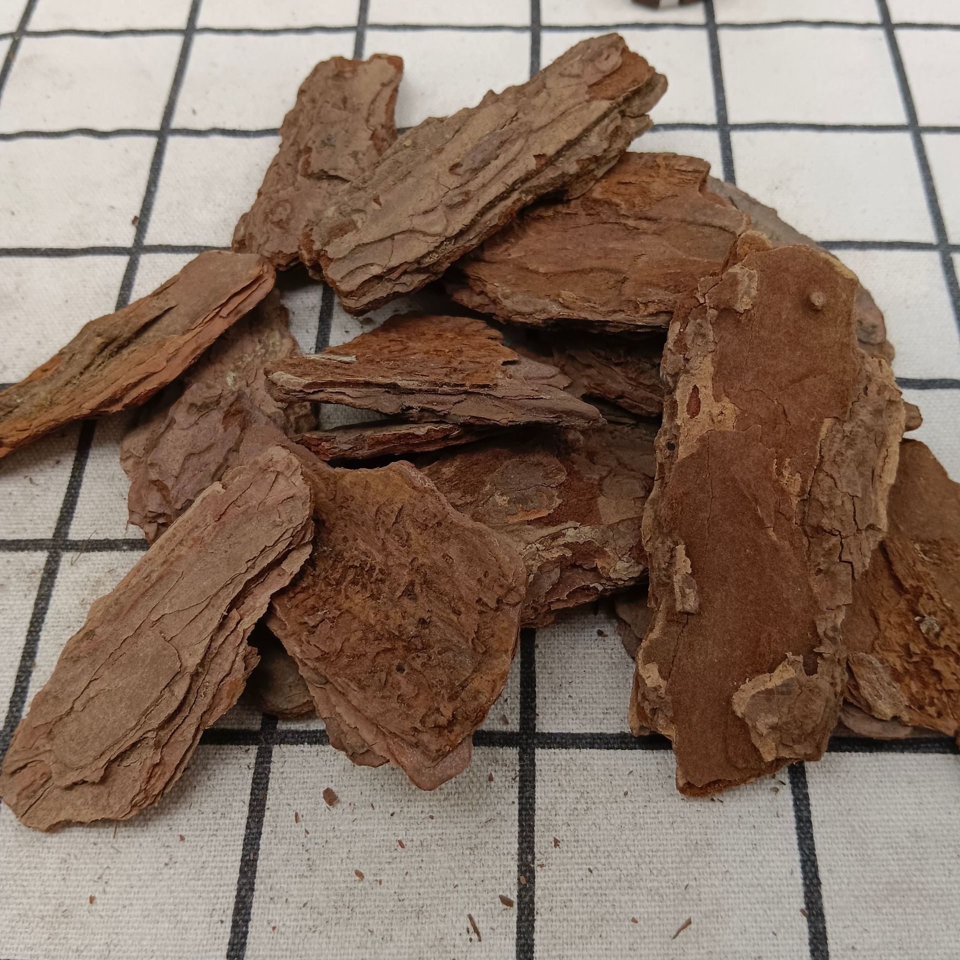 批发松树皮打磨发酵腐熟树皮松鳞有机覆盖物园林景观公园绿化装饰