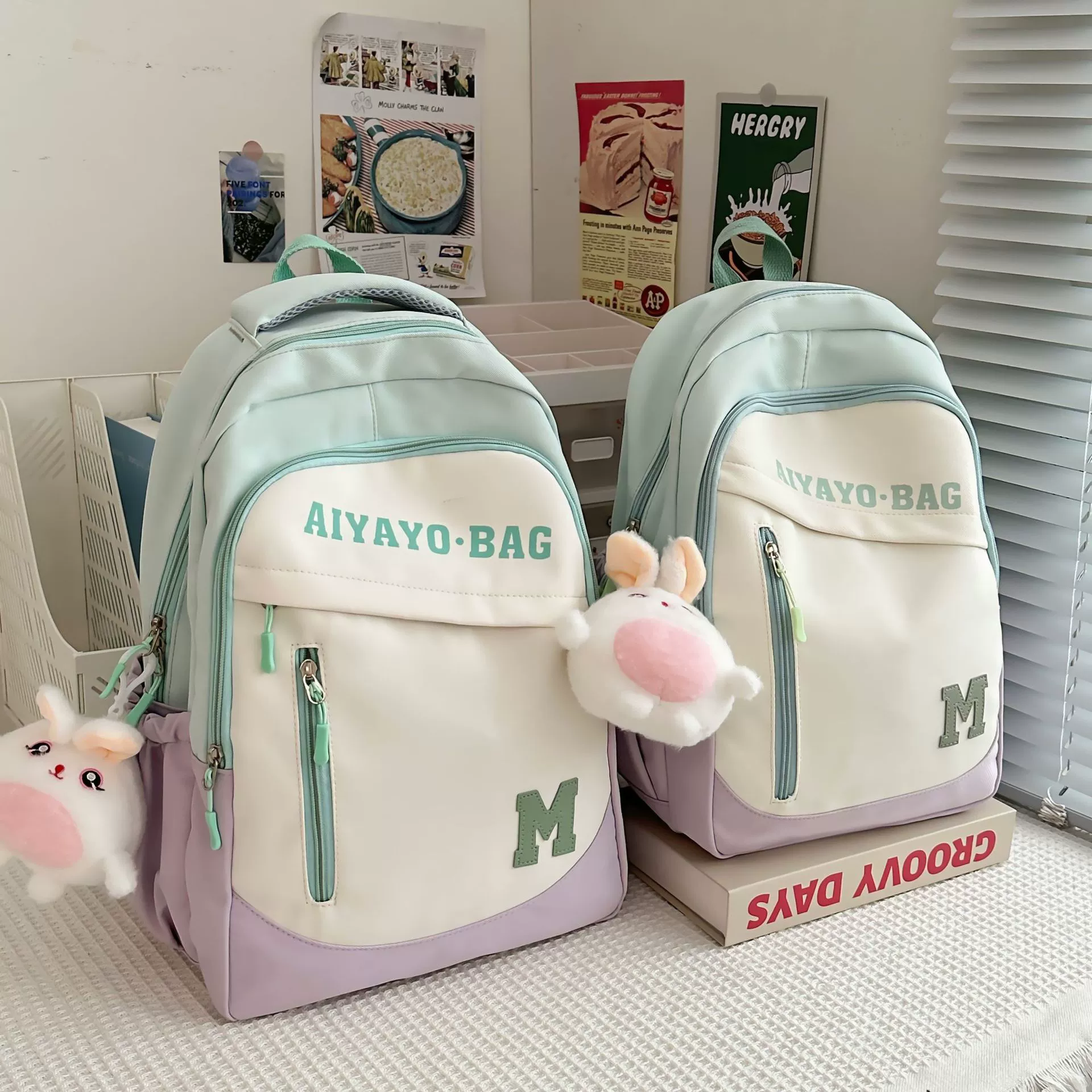 Capacious backpack, waterproof wear-resistant small school bag, simple and elegant design