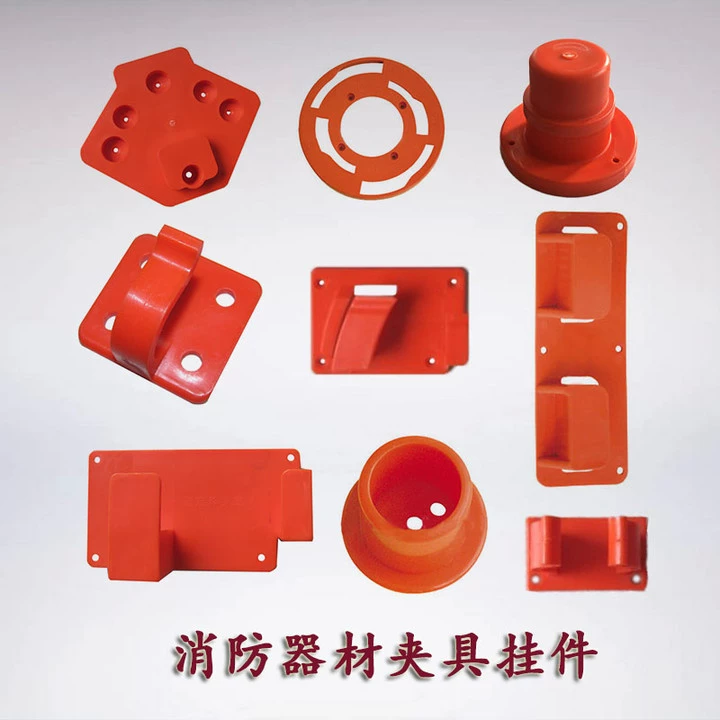 Подвесное оборудование для пожарной машины: топор, лопата, лом, ключ для переключения воды, кусачки, зажим, держатель для водяной стойки.