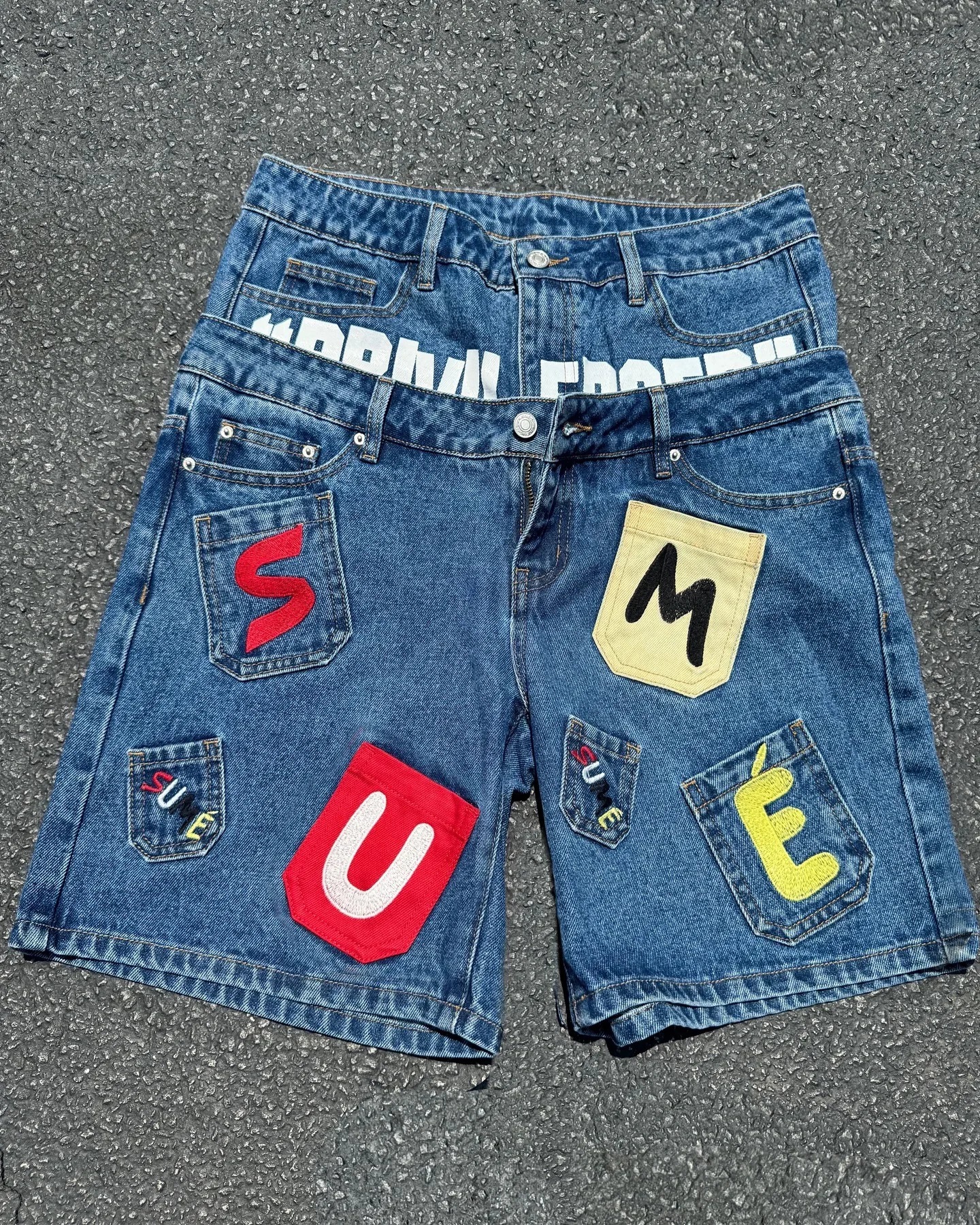 Pantalones cortos de mezclilla con costuras de letras de hip-hop europeo y americano, verano milenario, personalidad retro, moda, dos piezas de rock gótico falso