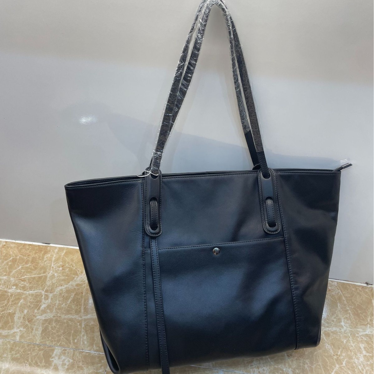 El nuevo bolso tote tiene un temperamento negro simple, cuero suave, bolso de hombro único, bolso de cercanías y bolso de gran capacidad.