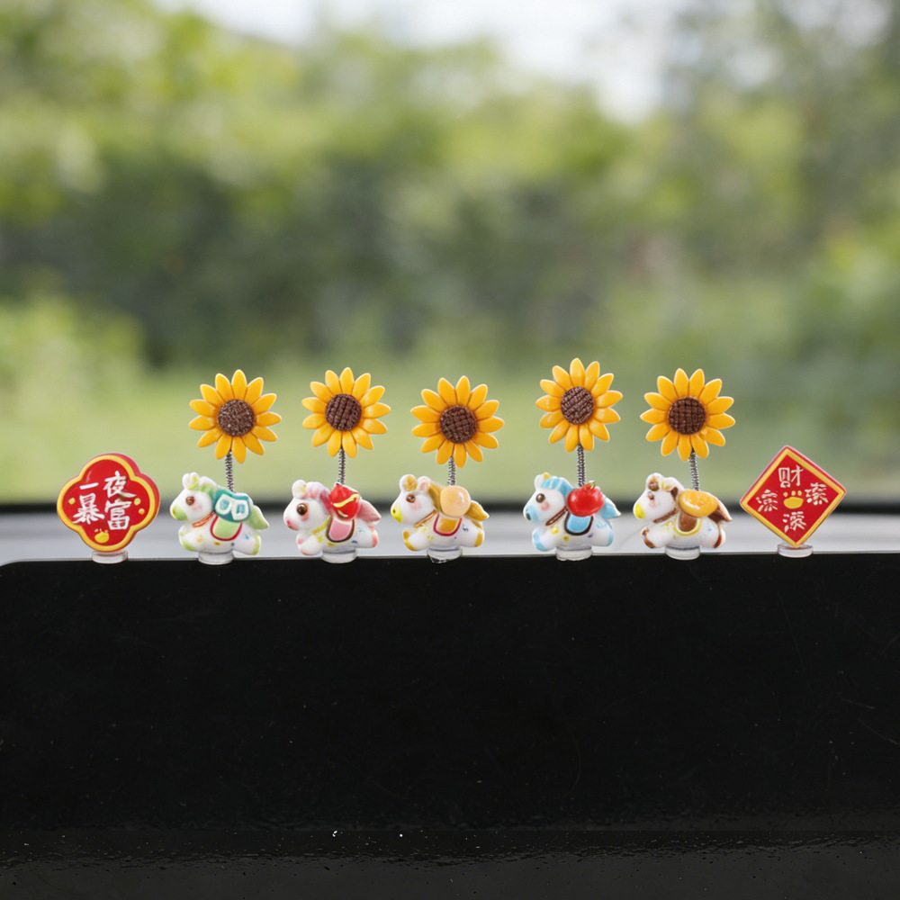 2026 nuevo año del caballo pequeños adornos de automóvil para hacerse rico ponies girasol oscilante decoración de consola central del automóvil