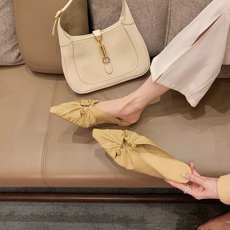 Verano nuevo estilo uva mamá mismo estilo hebilla triangular punta hueca pliegues puntiagudos Baotou ropa exterior zapatillas Muller media pantuflas mujer