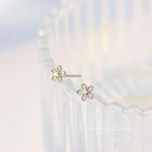 Silver needle earrings for women, small mini flower temperament, ins style design earrings, ear bone nails for pierced ears