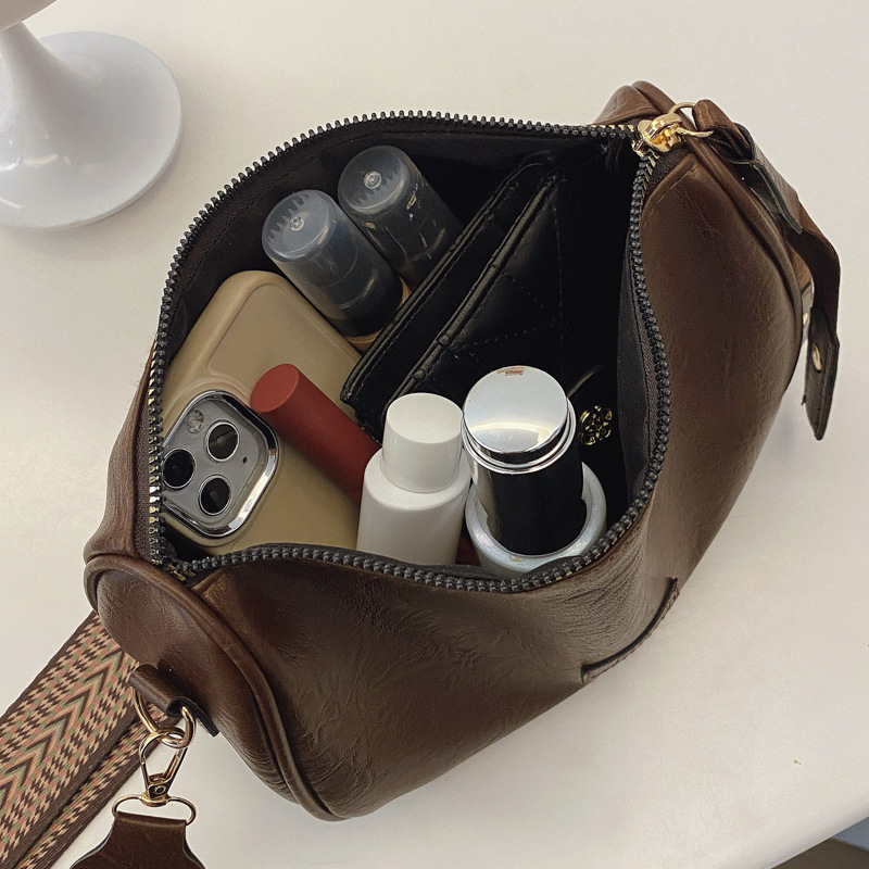 Versatile Women's Shoulder Bag With Wide Strap For Summer Season_voghion.com