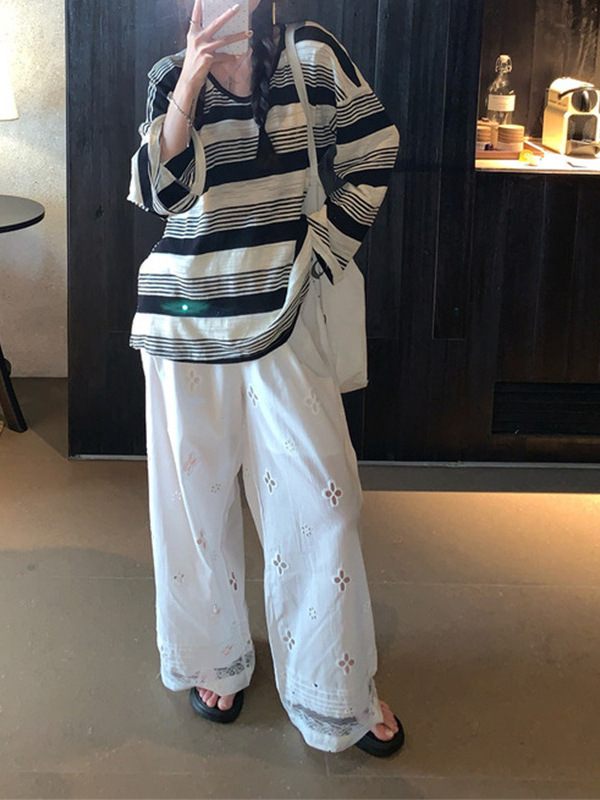 早秋のゆったりとした色のストライプの肌理感の長袖の日焼け止めはやせているニットの女性の怠惰な風のカジュアルな上着の外掛けを現します。|undefined