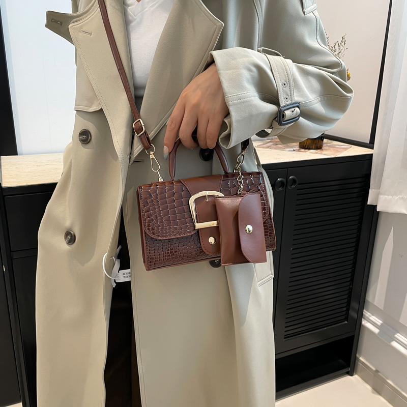 Bolso cuadrado pequeño de textura simple y de alta calidad para mujer 2024 otoño e invierno nuevo estilo patrón de cocodrilo madre dos en uno bolso de mensajero retro