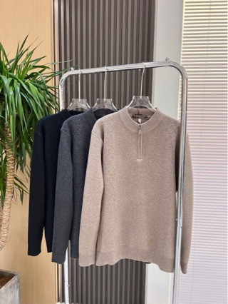 Cashmere elegant woolen sweater with a round collar with zipper