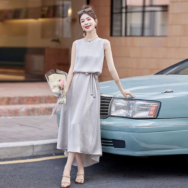 Summer elegant dress with a round collar sleevless