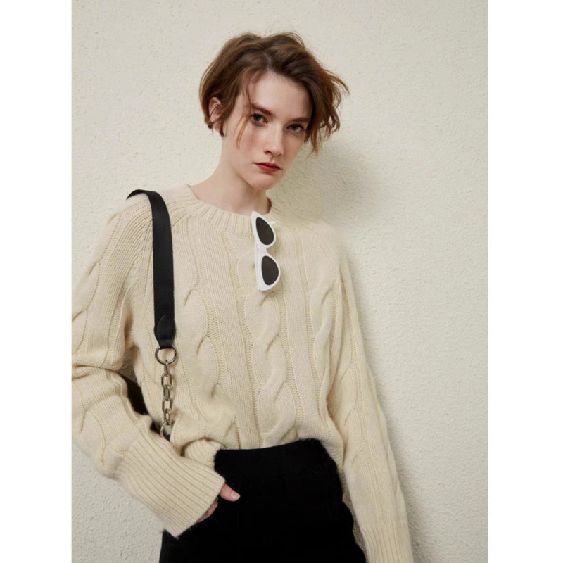 Cashmere woolen sweater with a round collar