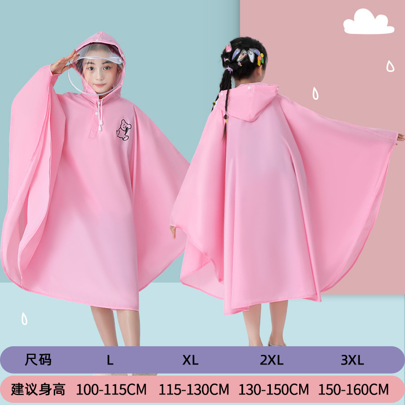 子供用レインコートを厚くして、子供用のカバンを持っています。子供は学校に行きます。|undefined