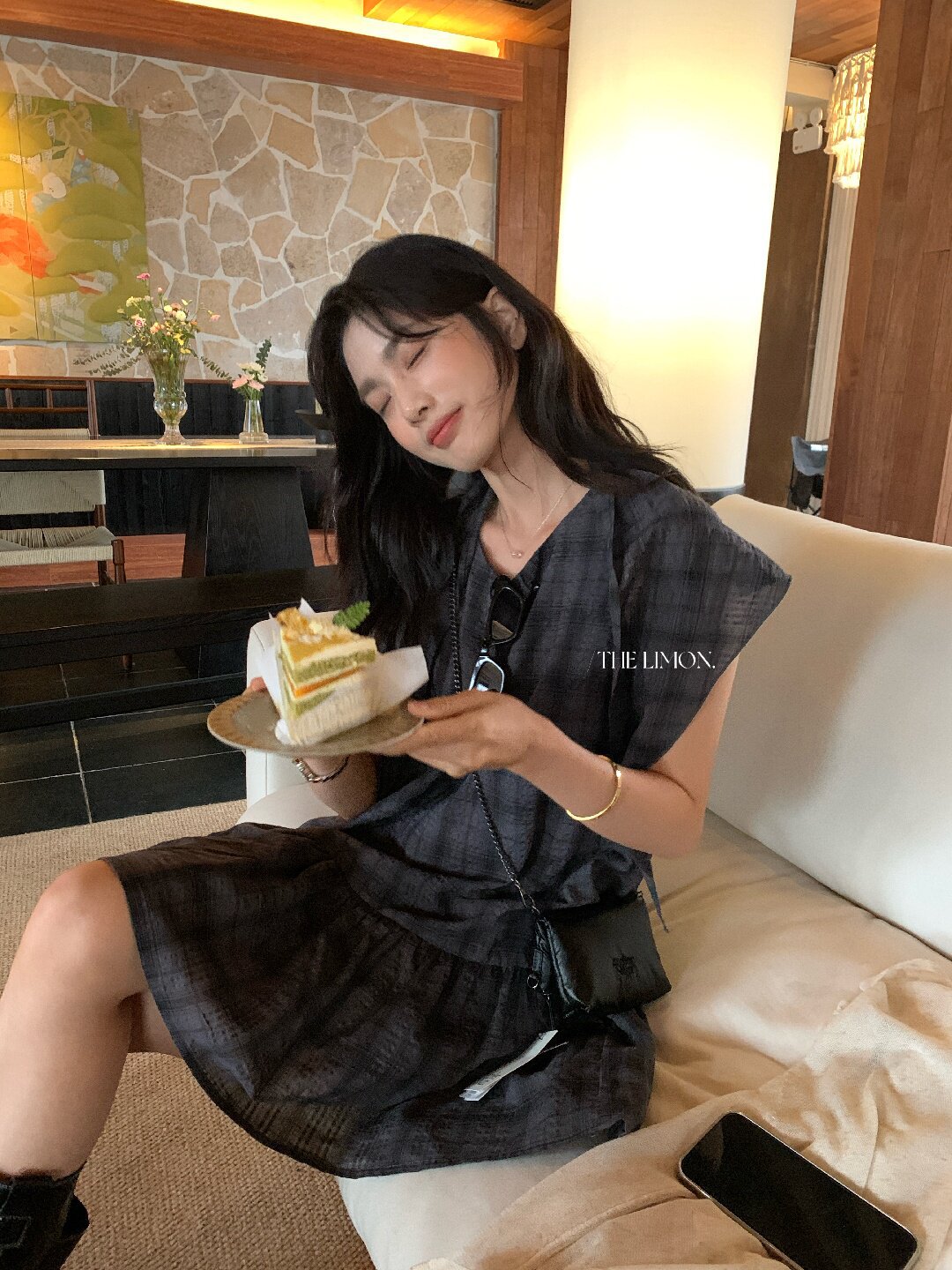 Đầm suông nữ midi họa tiết kẻ ô phong cách học sinh, tay không, viền bèo nhún, thiết kế thanh lịch mùa hè 2026 — kẻ ô chi tiết 13
