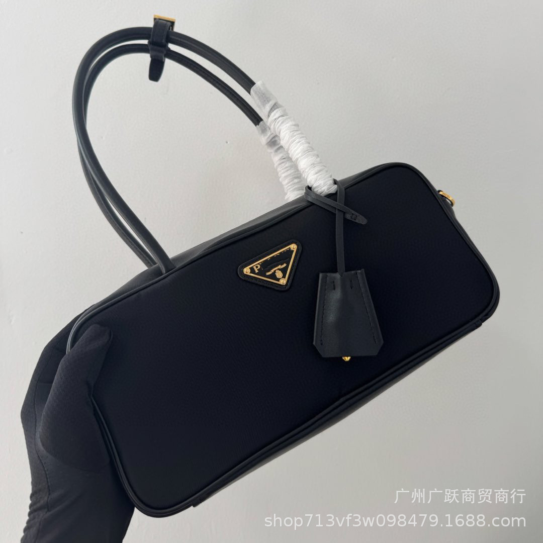 Pラダの新しいハンドバッグボーリングナイロンと皮の腋の下のバッグ欧米のレトロなファッションの国境を越えたバッグの高品質