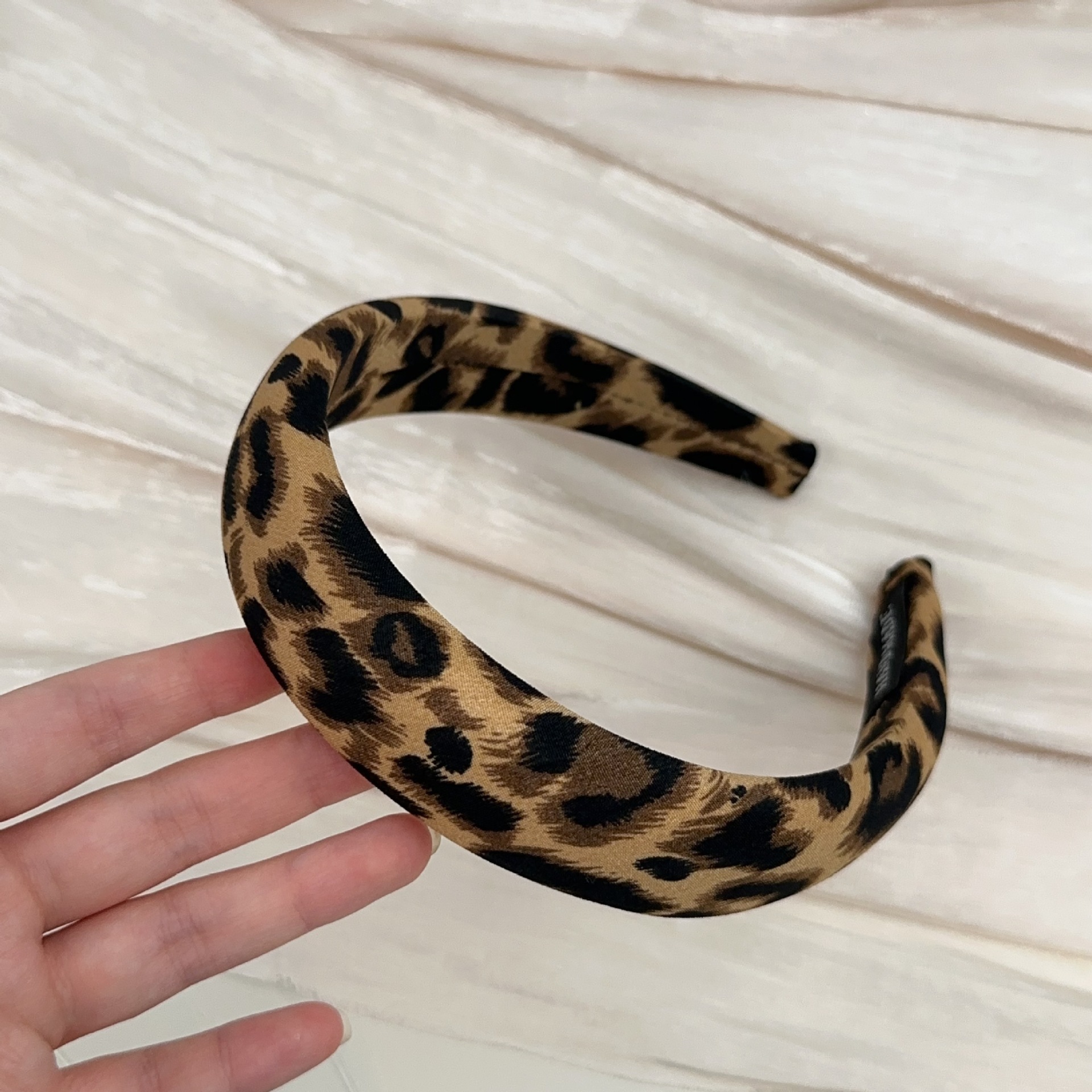 Bandeau imprimé léopard et chouchou pour coiffures élégantes_voghion.com