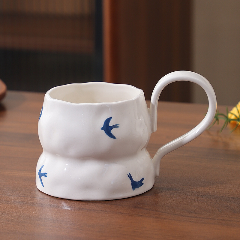 Pins viento rojo pequeño amor de alto valor pintado a mano bajo vidriado juego de tazas y platillos de cerámica taza de café irregular taza de agua