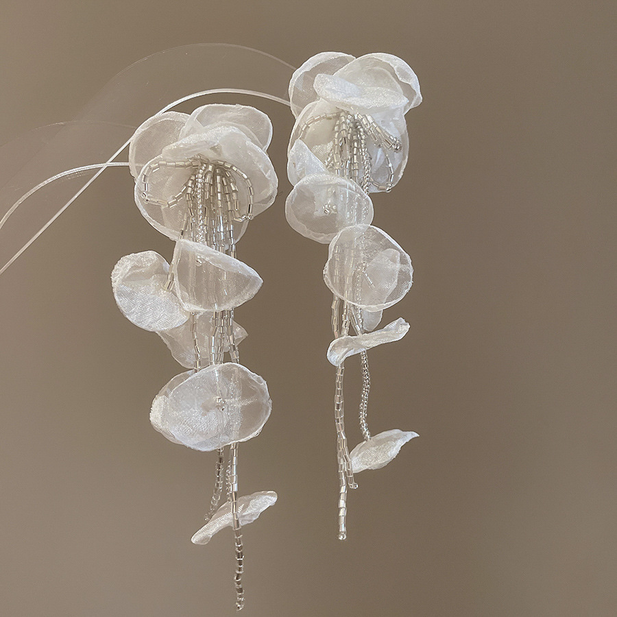 Pendientes de borla de flores de tela de aguja de plata Pendientes de estilo de vacaciones junto al mar