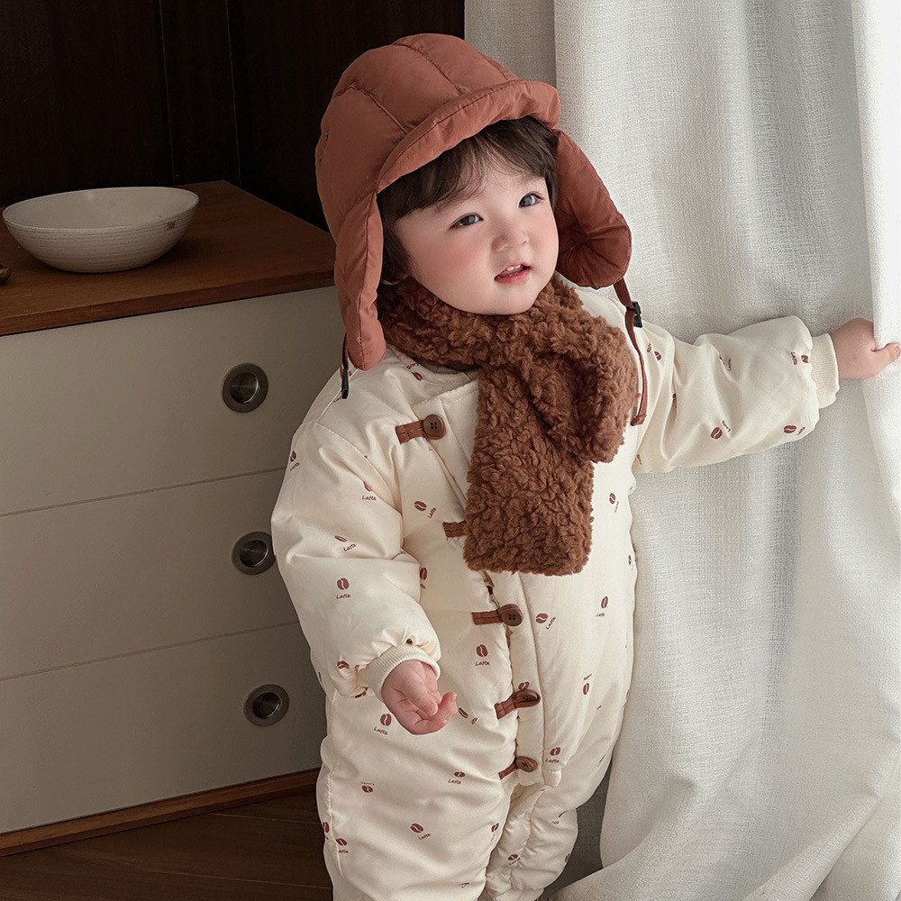 2024 nuevo bebé de invierno versión coreana de dibujos animados estilo extranjero lleno de granos de café gruesos, cálidos y cómodos, una pieza suave