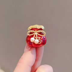 中国風のお祝いの赤いブローチの女性の精巧な小さい福袋の胸の花の高級な気質の納福のピンのスーツのアクセサリー