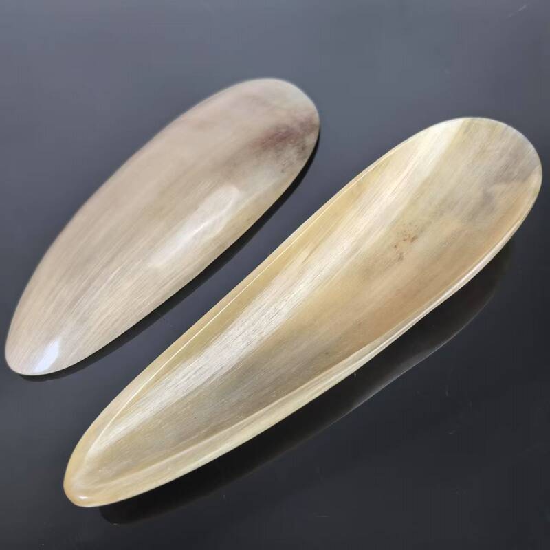 天然の牛の角の半分はスプーンのアーチ形の茶シャクヤクの全身の通用する肩の首の背中の大きいサイズのスクレーパーの穴をかすめてマッサージします。|undefined