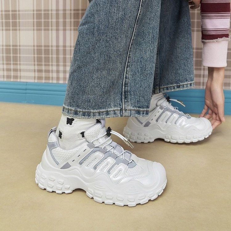 Zapatos blancos de suela gruesa para mujer 2025 verano nuevo estilo malla transpirable moda todo-fósforo ligero realce deportes y zapatillas de deporte de ocio