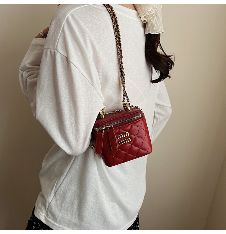 Little Bag Women 2025 Summer New Fashion diamond-shaped chain patent leather crossbody bag, versatile single-shoulder hand-carry bucket bag undefined