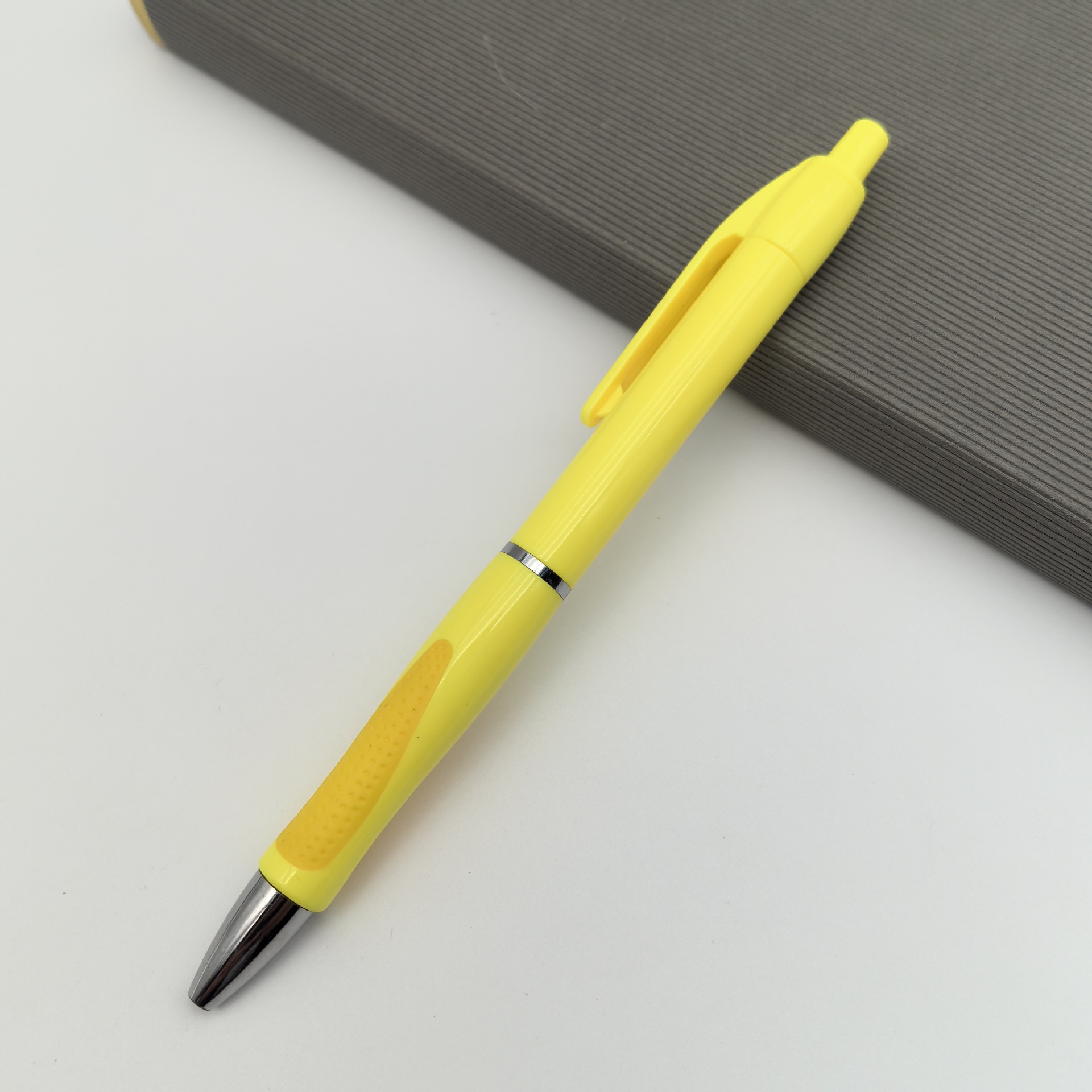 Suministro de bolígrafos publicitarios de plástico de doble formación, bolígrafos publicitarios transfronterizos, bolígrafos publicitarios baratos, venta caliente en Europa