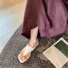 信じられないほど柔らかい！女性の夏のアウターウェアのための厚底メタルスリッパ 2025 新しいホリデースタイルの女性のためのヘリンボーンサンダル