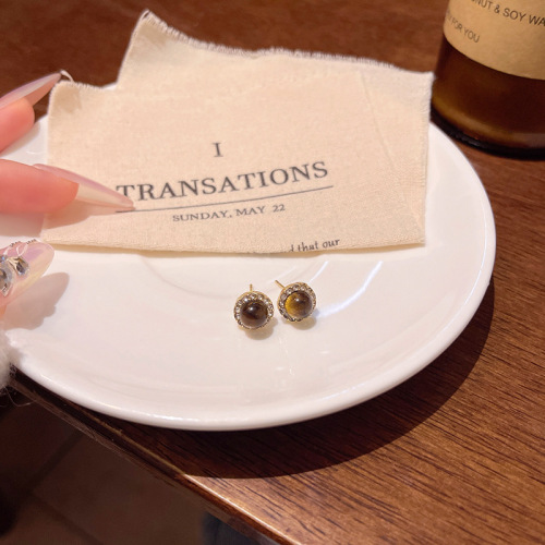 Autumn and winter Maillard tiger eye stone earrings, light luxury niche, simple super flash diamond earrings, Korean high-end earrings
