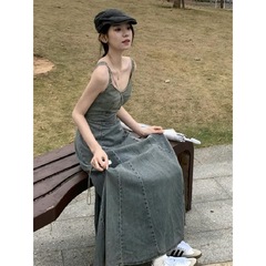アメリカのギャルのレトロなデニムのストラップのワンピースの女性の夏の新型のデザイン感は腰を収めてやせている気質の長いスカートを現します。